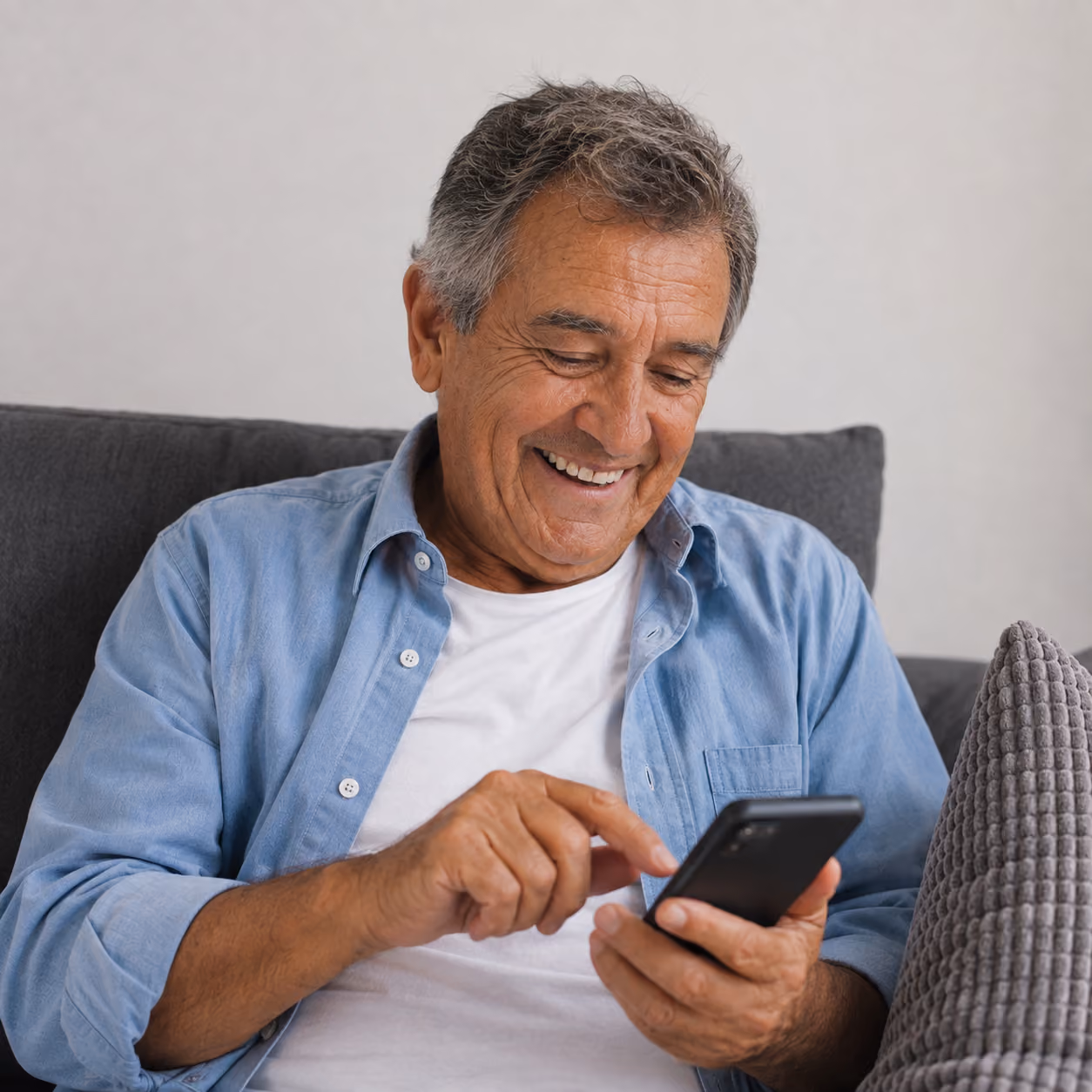 Persona representando el crédito para jubilados y pensionados