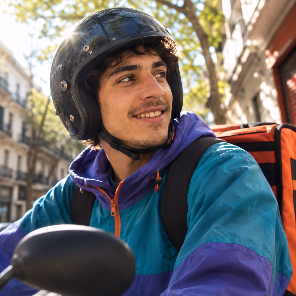 Cliente de Credil en moto de delivery, representando créditos accesibles
